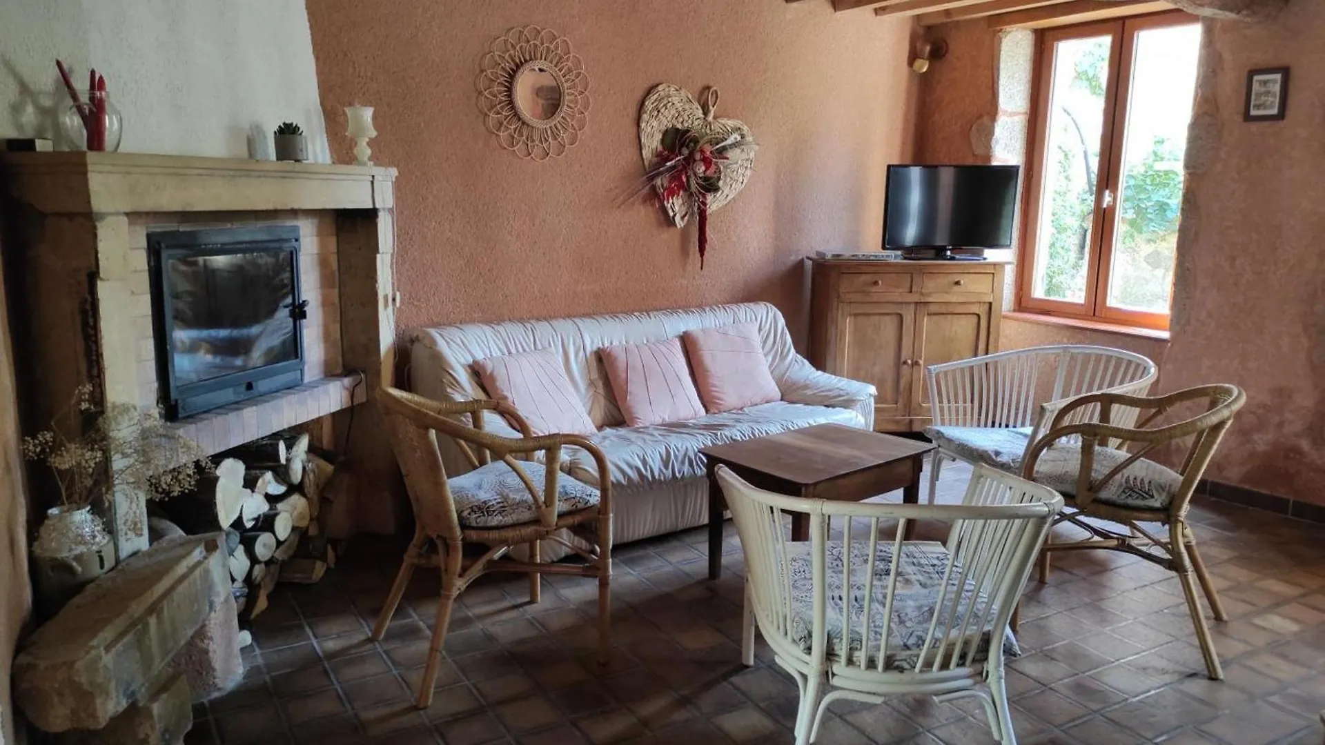 Gite Spacieux A Renaison Avec Cheminee, Jardin Et Equipements Enfants - Fr-1-496-257